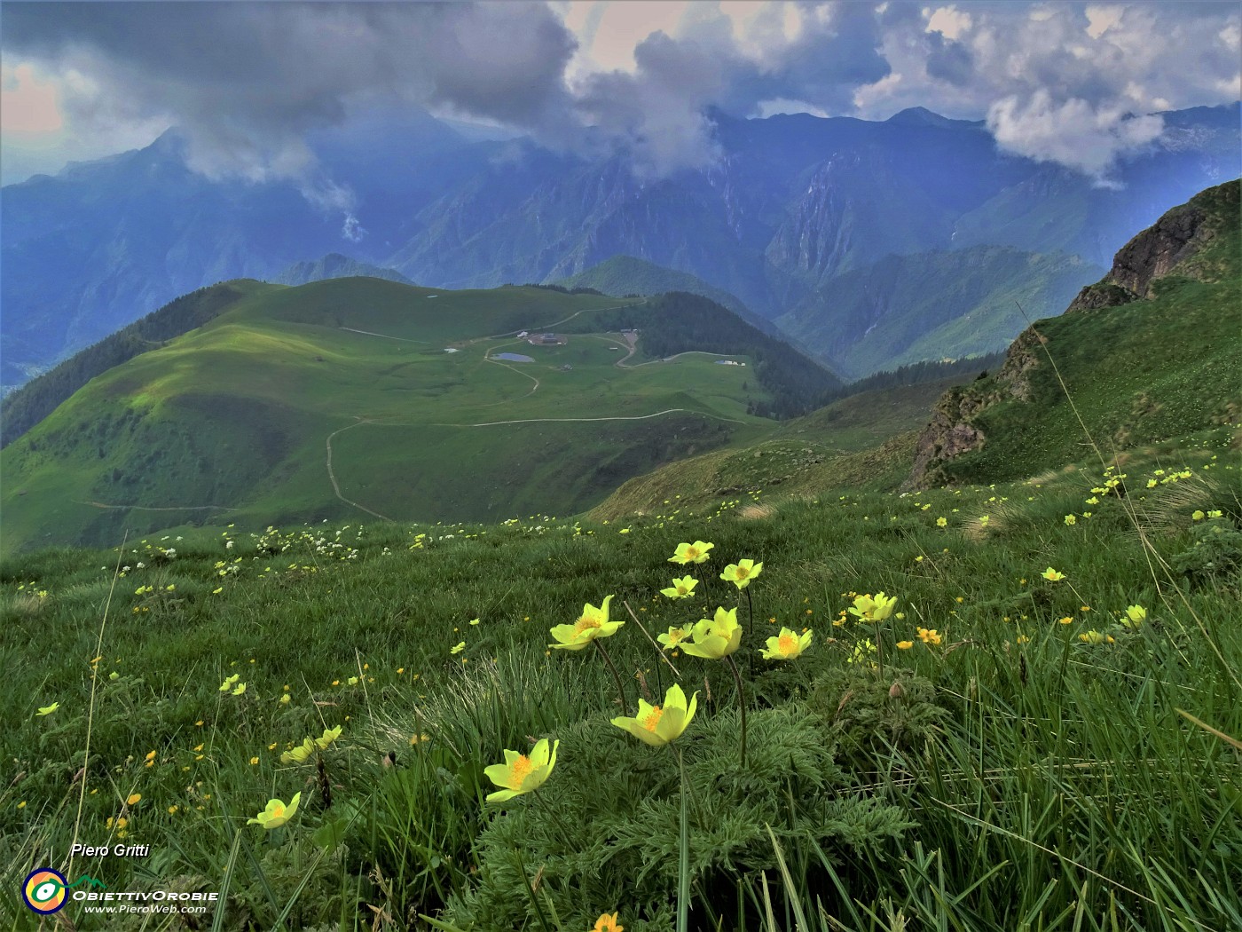 30 Dal sent. 101-109 unificato bella vista sui Piani dell'Avaro .JPG